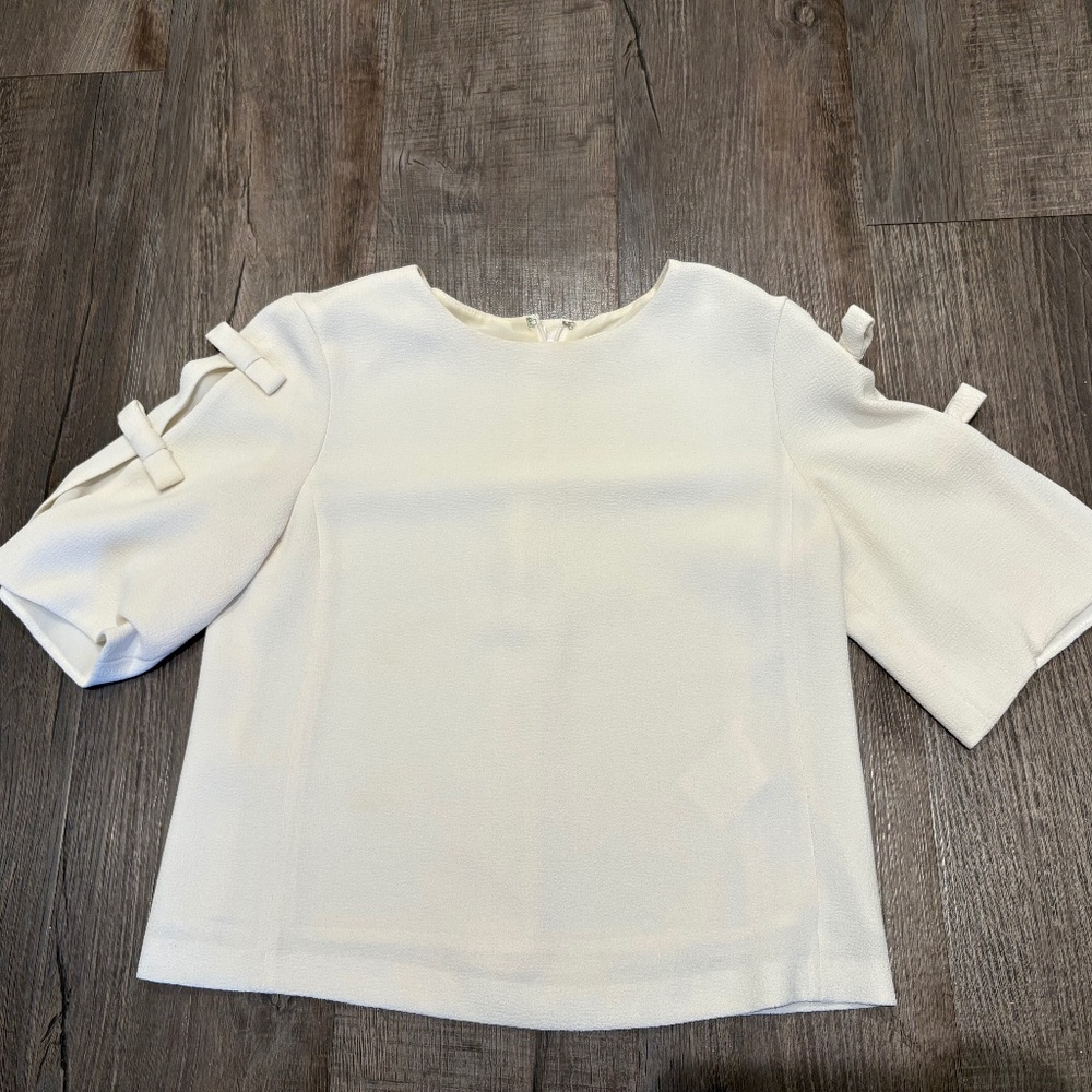 Club Monaco White Crepe Top with Bow Sleeve Detail – XS